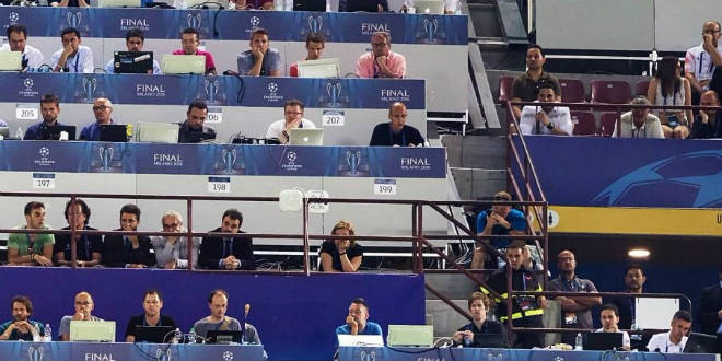 עוזי דן ביציע התקשורת בגמר האלופות במילאנו (צילום: אלבום פרטי)